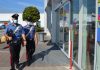 Ruba creme antirughe, vestiti e profumi. Tradito dall’antitaccheggio cerca di scappare. Fermato e arrestato