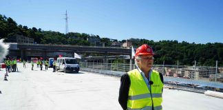 Stamattina la prima auto ha attraversato il nuovo ponte di Genova