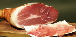 Coldiretti: “I prosciutti italiani sono a rischio con la crisi dei suini”. Prezzi sempre più al ribasso
