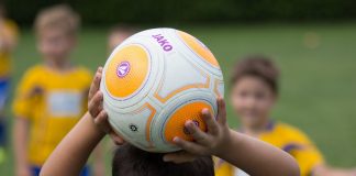 Arriva a Mantova il bonus sport. Palazzi :”entro luglio 50 mila euro per iscrivere i bambini alle attività sportive” Piano Mantova per lo Sport: entro luglio 50 mila euro dal Comune per aiutare le famiglie che non riescono ad iscrivere i bimbi alle attività sportive. l Sindaco Palazzi lancia il Bonus Sport Comunale per aiutare le famiglie e avvicinare i più giovani alle varie discipline. Oggi il Sindaco Mattia Palazzi e l’Assessore allo sport Paola Nobis hanno incontrato, in videoconferenza, 43 realtà associative mantovane che operano sul fronte dello sport.Durante il collegamento, oltre alla soddisfazione da parte degli intervenuti per le misure contenute nel Piano Mantova a favore del mondo associativo, sono stati molti gli interventi che hanno avanzato idee e proposte, confermando l’ormai consolidata collaborazione tra mondo dello sport e Amministrazione. Nel corso dell’incontro il Sindaco Palazzi ha annunciato agli operatori l’intenzione di istituire una nuova misura, il Bonus Sport Comunale, un fondo di 50 mila euro che aiuterà a sostenere i costi di iscrizione alle varie discipline delle famiglie che desiderano far svolgere ai propri figli un’attività sportiva. Le rette infatti, specialmente in tempi come questi, possono costituire una barriere per l’accesso allo sport specialmente da parte dei più piccoli. “Il lavoro quotidiano delle associazioni è per noi fondamentale” ha dichiarato il Sindaco Mattia Palazzi “È in gran parte un impegno volontario, senza il quale i nostri bimbi e giovani non avrebbero così tante occasioni e discipline per stare insieme e fare sport. Aiutare loro significa aiutare bimbi e giovani. Significa aiutare tante famiglie”. “Entro giugno” ha annunciato il Sindaco “troveremo le risorse per un bonus sport del Comune di 50Mila euro, per concorrere, in base all’ISEE, alle iscrizioni alle società sportive dei bimbi e ragazzi fino a 17 anni. Riusciremo a sostenere circa 300 famiglie del Comune di Mantova. Lo facciamo perché non vogliamo che le difficoltà economiche impediscano ai bimbi e ragazzi di fare sport. La settimana prossima incontriamo le palestre e anche con loro studieremo forme possibili per aiutarne la ripartenza”. Il Bonus Sport Comunale renderà più semplice iscrivere i propri bambini, permetterà alle realtà sportive di rivitalizzare la propria attività dopo mesi di blocco, e favorirà la diffusione della cultura sportiva nelle generazioni più giovani. Tra le idee immediatamente condivise dall’Amministrazione quella di garantire spazi verdi pubblici gratuiti alle associazioni che svilupperanno attività sportive all’aperto.