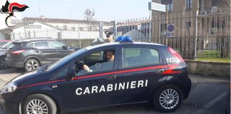 Guida con la patente revocata e non si ferma al posto di blocco: 5000 euro di multa