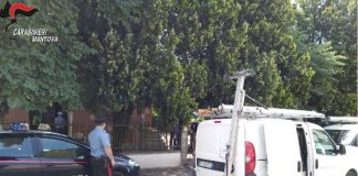 Si allaccia abusivamente alla corrente elettrica: denunciato