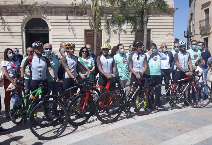 Dalla Sicilia a Mantova i medici ciclisti al Poma per ringraziare i colleghi in prima linea contro il Covid