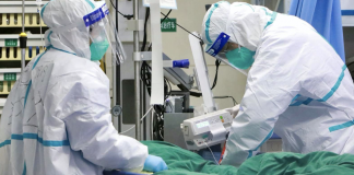 I due infermieri che si sono rifiutati di iniettare i farmaci letali ordinati da Mosca: per i pm avrebbero evitato altre morti Covid, medico ai parenti: "La paziente è morta". Ma la donna si "risveglia"