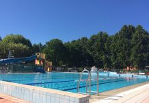 Furto alla piscina comunale di Porto Mantovano: rubati contanti per circa 300 euro Cari Concittadini, sono felice di comunicarvi che la piscina comunale di Porto Mantovano sarà fruibile per la stagione estiva 2020. Si tratta di un risultato tutt’altro che scontato, frutto di settimane di trattative serrate con il gestore dell’impianto, Sport Management Spa. Le recenti disposizioni introdotte per la gestione delle piscine hanno infatti rivoluzionato l’organizzazione del servizio, tanto da mettere in dubbio l’apertura di diversi impianti. Avrete letto sulla stampa locale le difficoltà riscontrate anche in altri Comuni, alcuni dei quali hanno dovuto rassegnarsi annunciando la chiusura delle piscine. Come amministrazione comunale, in collaborazione con A.SE.P. Srl, abbiamo cercato di portare avanti un dialogo che potesse conciliare le criticità espresse dal gestore, con la volontà di offrire un servizio importante per i nostri concittadini, specie in un’estate che sarà inevitabilmente diversa dalle precedenti. Appena disponibili verranno comunicati orari, prezzi e modalità di fruizione della piscina. Sappiamo già che il servizio sarà diverso rispetto al passato e dovrà fare i conti con le normative igienico – sanitarie introdotte. Ma rimane un luogo di relax e divertimento a disposizione della nostra comunità. Il Sindaco Massimo Salvarani