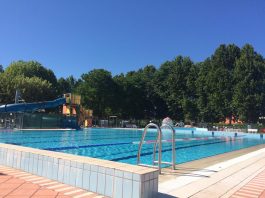 Furto alla piscina comunale di Porto Mantovano: rubati contanti per circa 300 euro Cari Concittadini, sono felice di comunicarvi che la piscina comunale di Porto Mantovano sarà fruibile per la stagione estiva 2020. Si tratta di un risultato tutt’altro che scontato, frutto di settimane di trattative serrate con il gestore dell’impianto, Sport Management Spa. Le recenti disposizioni introdotte per la gestione delle piscine hanno infatti rivoluzionato l’organizzazione del servizio, tanto da mettere in dubbio l’apertura di diversi impianti. Avrete letto sulla stampa locale le difficoltà riscontrate anche in altri Comuni, alcuni dei quali hanno dovuto rassegnarsi annunciando la chiusura delle piscine. Come amministrazione comunale, in collaborazione con A.SE.P. Srl, abbiamo cercato di portare avanti un dialogo che potesse conciliare le criticità espresse dal gestore, con la volontà di offrire un servizio importante per i nostri concittadini, specie in un’estate che sarà inevitabilmente diversa dalle precedenti. Appena disponibili verranno comunicati orari, prezzi e modalità di fruizione della piscina. Sappiamo già che il servizio sarà diverso rispetto al passato e dovrà fare i conti con le normative igienico – sanitarie introdotte. Ma rimane un luogo di relax e divertimento a disposizione della nostra comunità. Il Sindaco Massimo Salvarani