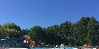 La piscina comunale di Porto Mantovano riapre al pubblico sabato 22 giugno Cari Concittadini, sono felice di comunicarvi che la piscina comunale di Porto Mantovano sarà fruibile per la stagione estiva 2020. Si tratta di un risultato tutt’altro che scontato, frutto di settimane di trattative serrate con il gestore dell’impianto, Sport Management Spa. Le recenti disposizioni introdotte per la gestione delle piscine hanno infatti rivoluzionato l’organizzazione del servizio, tanto da mettere in dubbio l’apertura di diversi impianti. Avrete letto sulla stampa locale le difficoltà riscontrate anche in altri Comuni, alcuni dei quali hanno dovuto rassegnarsi annunciando la chiusura delle piscine. Come amministrazione comunale, in collaborazione con A.SE.P. Srl, abbiamo cercato di portare avanti un dialogo che potesse conciliare le criticità espresse dal gestore, con la volontà di offrire un servizio importante per i nostri concittadini, specie in un’estate che sarà inevitabilmente diversa dalle precedenti. Appena disponibili verranno comunicati orari, prezzi e modalità di fruizione della piscina. Sappiamo già che il servizio sarà diverso rispetto al passato e dovrà fare i conti con le normative igienico – sanitarie introdotte. Ma rimane un luogo di relax e divertimento a disposizione della nostra comunità. Il Sindaco Massimo Salvarani