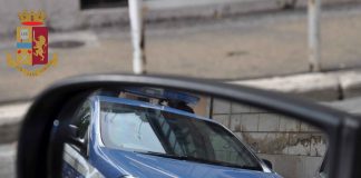 Molesta una 20enne e aggredisce il 45enne che la difende: la polizia cerca un uomo di colore con cicatrici sul volto