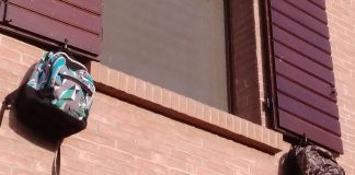 “Fuori gli zaini” dalla finestra: anche a Mantova l’iniziativa che chiede una scuola in presenza "Fuori gli zaini" dalla finestra: anche a Mantova l'iniziativa che chiede una scuola in presenza