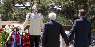 Incontro Mattarella-Pahor a Trieste, mano nella mano davanti a foiba