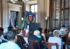 Discute la tesi con l’Università di Lisbona dalla sala consiliare di Ostiglia. Il Comune concede lo spazio ai laureandi a distanza Discute la tesi con l'Università di Lisbona dalla sala consiliare di Ostiglia. Il Comune concede lo spazio ai laureandi "a distanza"