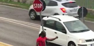 Seminò il panico armato di ascia. Odubor è capace d’intendere e volere: resta in carcere