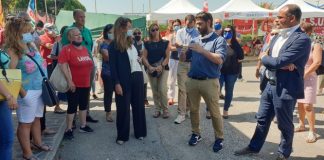 Crisi Corneliani la sottosegretaria Puglisi al presidio: “Tempo di fare squadra, intervenga anche la Regione”