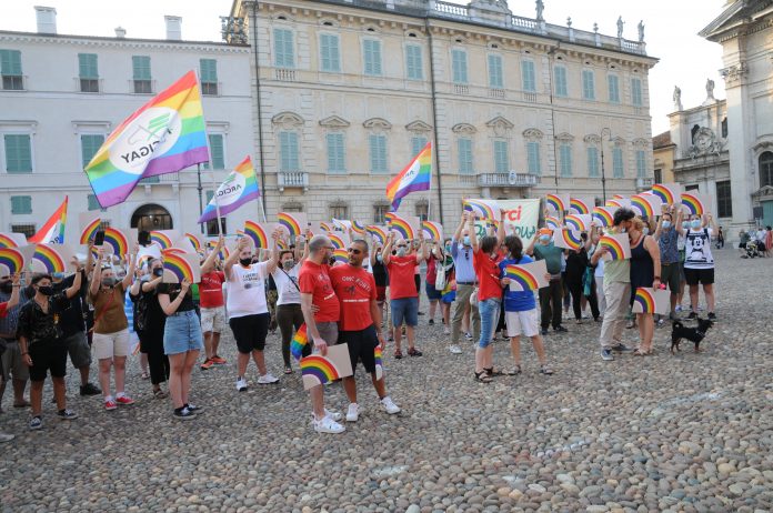 Tanti in piazza Sordello per ribadire il no all'omofobia e chiedere provvedimenti contro le discriminazioni
