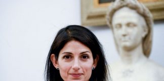 Roma, Raggi ai consiglieri M5s “Mi ricandido”