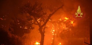 Incendio alle porte di Palermo, in 400 in fuga dalle case