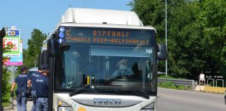 Controlli straordinari del territorio, agenti di polizia anche sugli autobus Apam