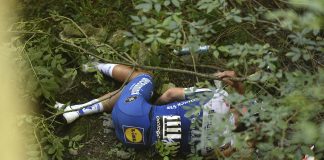Paura al Giro di Lombardia, il belga Evenepoel precipita nel vuoto da un ponte