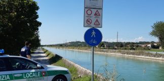 Controlli della Polizia Locale, 5 multe per divieto di balneazione. Recuperato un motorino rubato