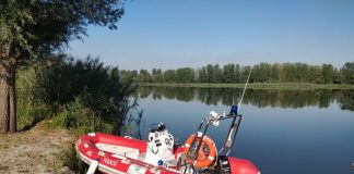 Auto inabissata, identificato qualcosa nel fondale ma non si ha la certezza sia la vettura. Uomini a lavoro per il recupero