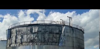 Paura in via Brennero: il vento fa saltare la copertura di un serbatoio della Ies. Strada chiusa