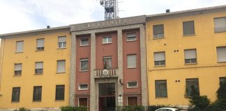 Caccia ai ladri che hanno investito la ragazzina a Cogozzo all’uscita da scuola Denuncia il furto della cassaforte ma non dice che contiene armi. I carabinieri la ritrovano e lui finisce nei guai