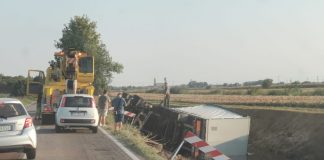 Tir finisce nel fosso sulla strada tra Asola e Casalmoro. Torna la polemica sullo stato della rete viaria tir ribaltato asolana