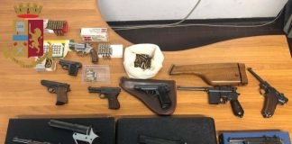 Nascondeva 11 pistole in casa a Milano, arrestato