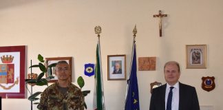 Il questore Sartori dà il benvenuto al comandante del IV° Reggimento Artiglieria Contraerei “Peschiera” Tufano