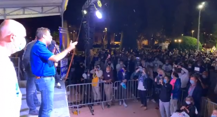 Salvini al popolo di Piazza Virgiliana: 