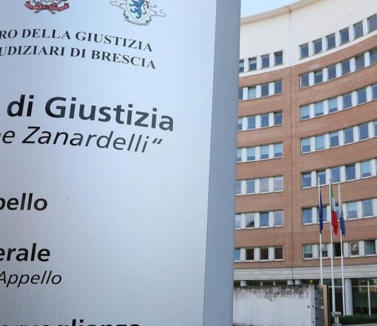 La Corte d’Appello ribalta il verdetto: riconosciuta la violenza di gruppo sulla minorenne Uccise il figlio della compagna: la Corte d'Appello riduce la pena