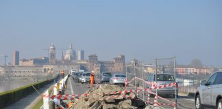 La città si fa bella prima del Festival. Lavori di asfaltatura in via Fernelli e sul ponte di San Giorgio