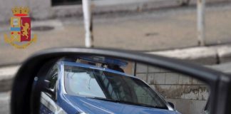 Trova hashish nella camera della figliastra e chiama la polizia, 17enne nei guai