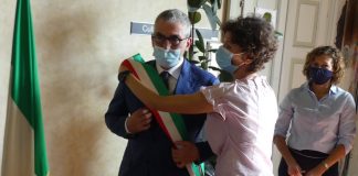 Un lungo applauso accompagna la proclamazione di Mattia Palazzi a sindaco