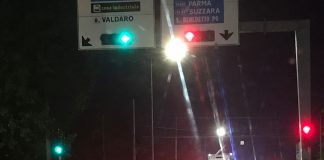 Porta Cerese, tir rimane incastrato tra le sbarre del passaggio a livello Porta Cerese, tir rimane incastrato tra le sbarre del passaggio a livello