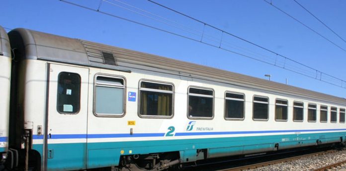 Si guasta il passaggio a livello: il treno Modena-Mantova fermo sotto il sole per oltre un'ora
