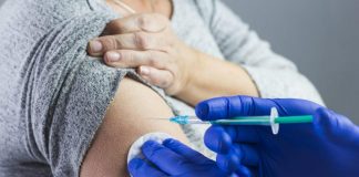 Vaccini agli over 80: in Lombardia tutti entro l’11 aprile. La dichiarazione dell’assessore Foroni Vaccini, in Lombardia è possibile prenotare la quarta dose. Preoccupazione per l'influenza: "Fare il doppio vaccino"