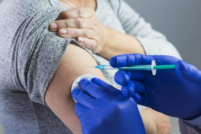 Vaccini, in Lombardia è possibile prenotare la quarta dose. Preoccupazione per l'influenza: 