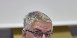 Brusaferro “Pandemia non è fuori controllo, limitare vita sociale”