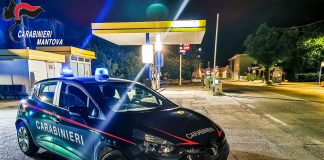 Asola, fa pipì davanti a tutti in pieno centro. Multa di 3.300 euro a un 33enne