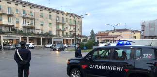 Ostiglia, furto con tecnica dell’abbraccio: denunciata una donna