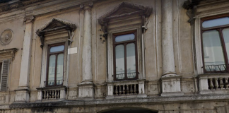 Prima entra ubriaco al Centro per adulti della Casa del Sole ai Valentini, poi manda in ospedale un poliziotto. In manette un extracomunitario Prima entra ubriaco al Centro per adulti della Casa del Sole ai Valentini, poi manda in ospedale un poliziotto. In manette un extracomunitario