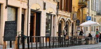 Entro giugno nuove regole per i plateatici. In arrivo un bando per ripopolare negozi sfitti