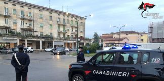 Barista fugge dalla quarantena e serve i clienti: i carabinieri chiudono il locale