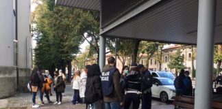 Giovanissimi senza mascherina: 11 multe su 15 della Polizia Locale in città inflitte a minorenni
