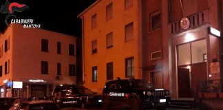 Tenta di rubare una borsa e minaccia un carabiniere in borghese: arrestato dai carabinieri di Viadana
