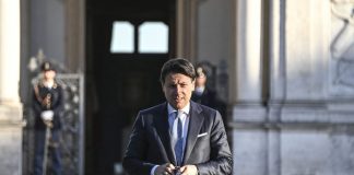 Conte firma il nuovo Dpcm, Regioni chiedono confronto sui dati