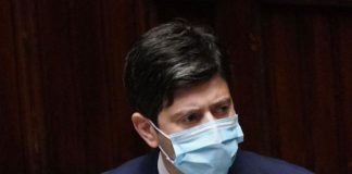 Coronavirus, Speranza firma ordinanza “Stop agli allevamenti di visoni”