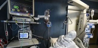 Coronavirus, lieve calo positivi e meno ricoveri in intensive