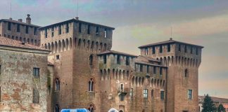 Soccorsa in un B&B con tagli sulle braccia: lei accusa il compagno, lui si difende. Indagini in corso